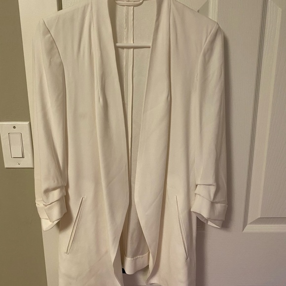 Aritzia Power Hip Blazer, White, size 4 - Picture 2 of 3